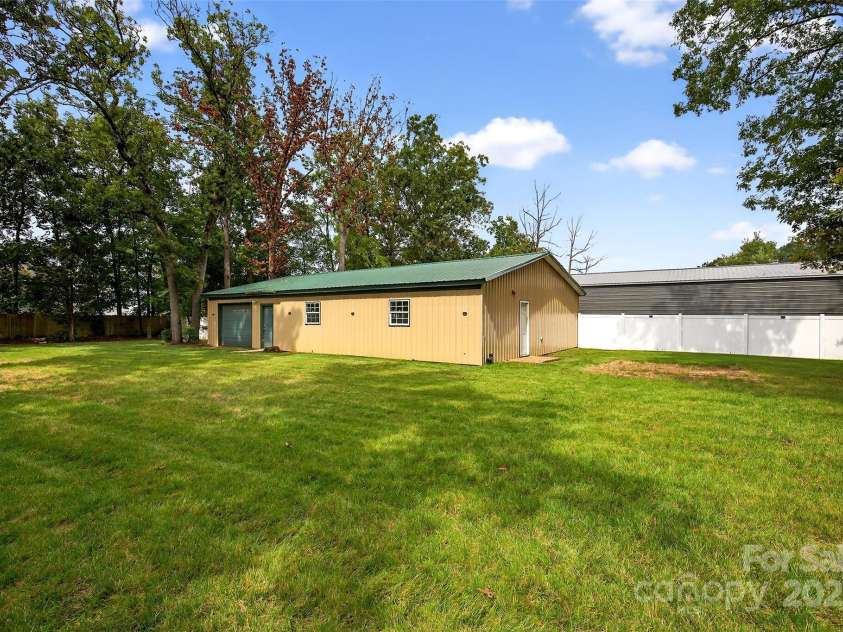 3020 Ridge Road, Charlotte, NC 28269.  MLS# CAR4293606, YatesRealty ID 34864. Workshop