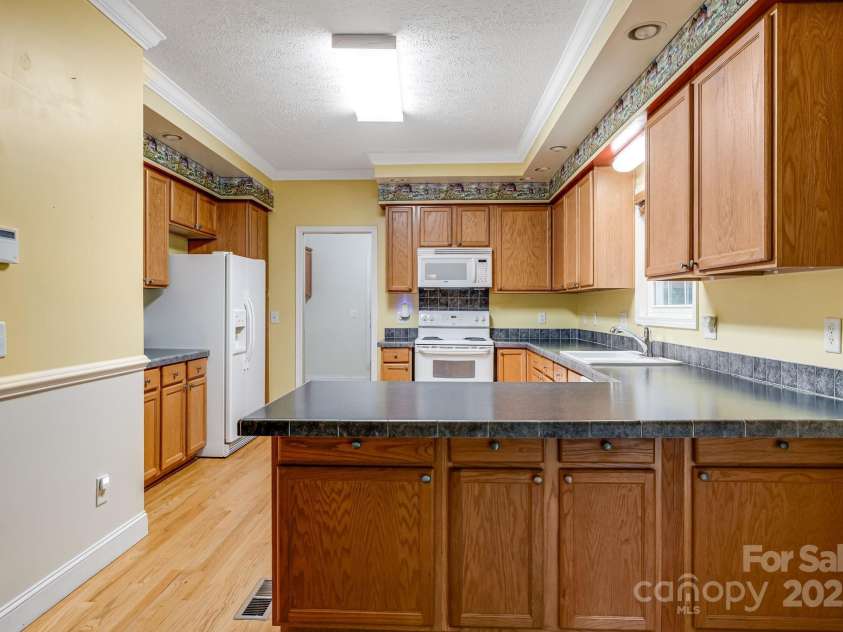 163 Terrace Field Trail, Flat Rock, NC 28731.  MLS# CAR4295496, YatesRealty ID 34865. Spacious kitchen with breakfast bar.