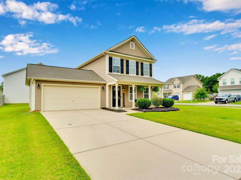 400 Landis Oak Way, Landis, NC 28088.  MLS# CAR4290686, YatesRealty ID 34866. Expansive driveway