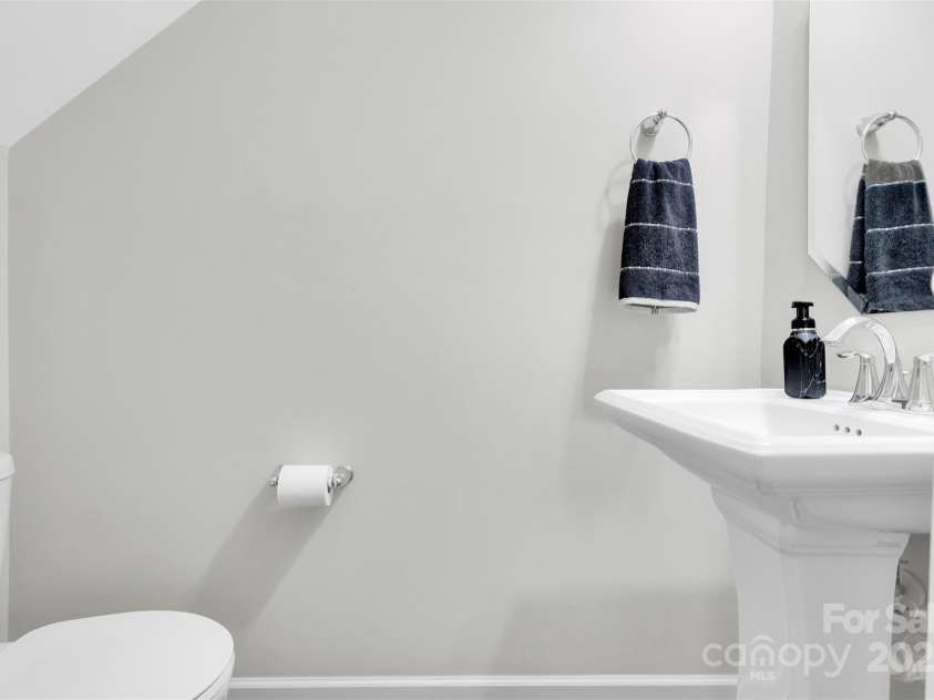 400 Landis Oak Way, Landis, NC 28088.  MLS# CAR4290686, YatesRealty ID 34866. Half bath