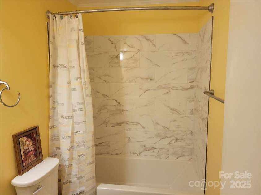 1415 Orvis Street, Charlotte, NC 28216.  MLS# CAR4295107, YatesRealty ID 34867. HALL BATH