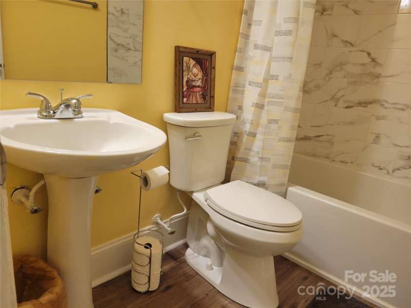 1415 Orvis Street, Charlotte, NC 28216.  MLS# CAR4295107, YatesRealty ID 34867. HALL BATH