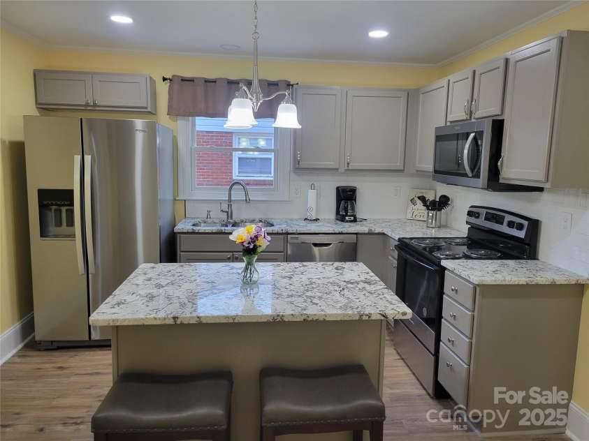 1415 Orvis Street, Charlotte, NC 28216.  MLS# CAR4295107, YatesRealty ID 34867. KITCHEN