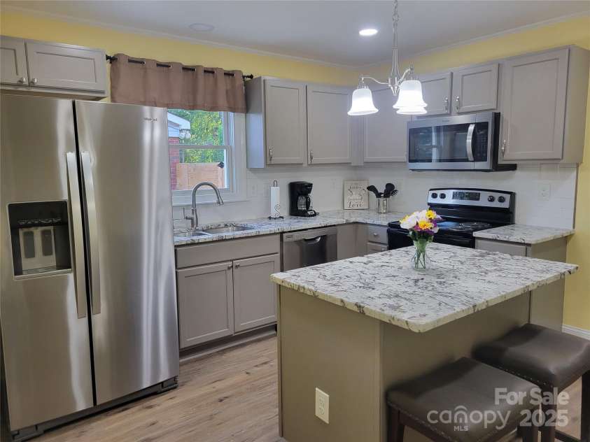 1415 Orvis Street, Charlotte, NC 28216.  MLS# CAR4295107, YatesRealty ID 34867. KITCHEN