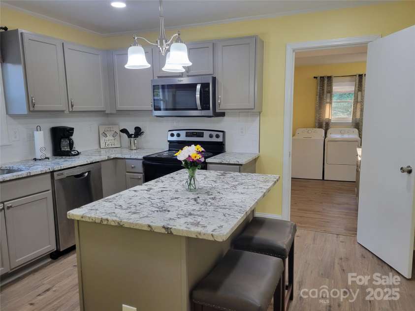 1415 Orvis Street, Charlotte, NC 28216.  MLS# CAR4295107, YatesRealty ID 34867. KITCHEN