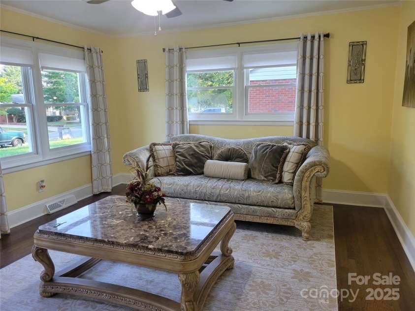 1415 Orvis Street, Charlotte, NC 28216.  MLS# CAR4295107, YatesRealty ID 34867. LIVING ROOM