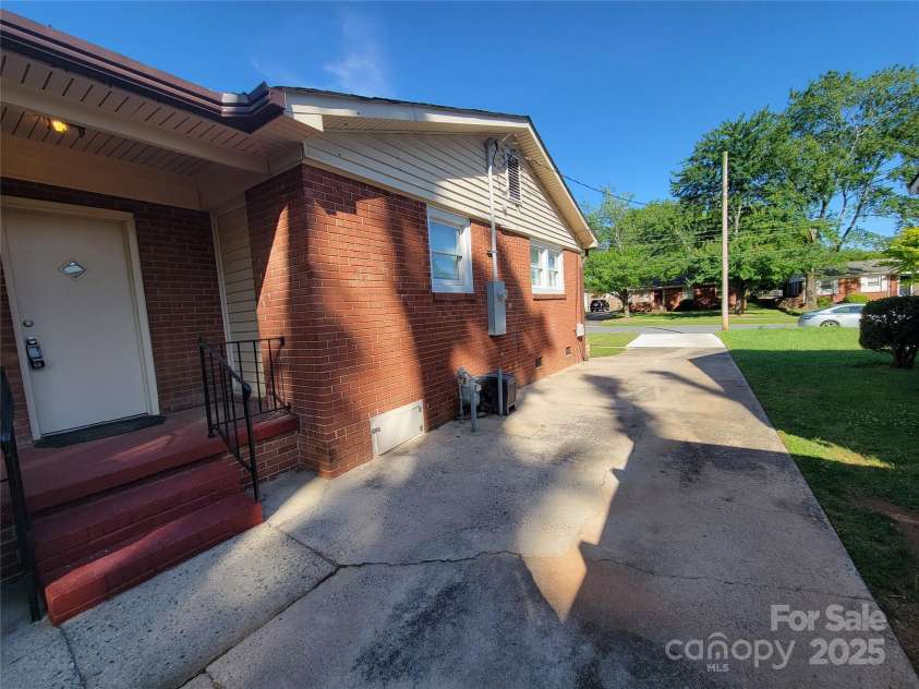 1415 Orvis Street, Charlotte, NC 28216.  MLS# CAR4295107, YatesRealty ID 34867. SIDE PORCH/DRIVEWAY