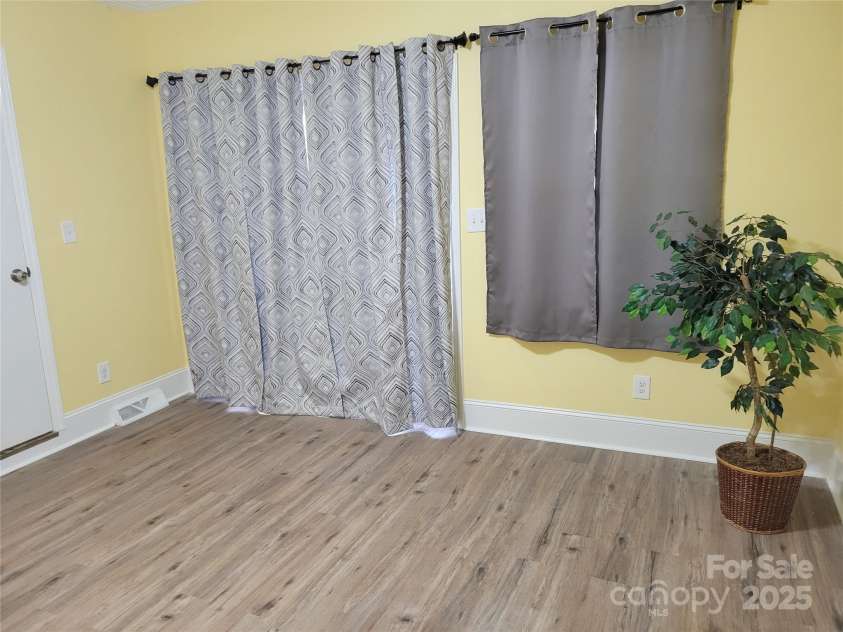 1415 Orvis Street, Charlotte, NC 28216.  MLS# CAR4295107, YatesRealty ID 34867. SUNKEN BONUS ROOM