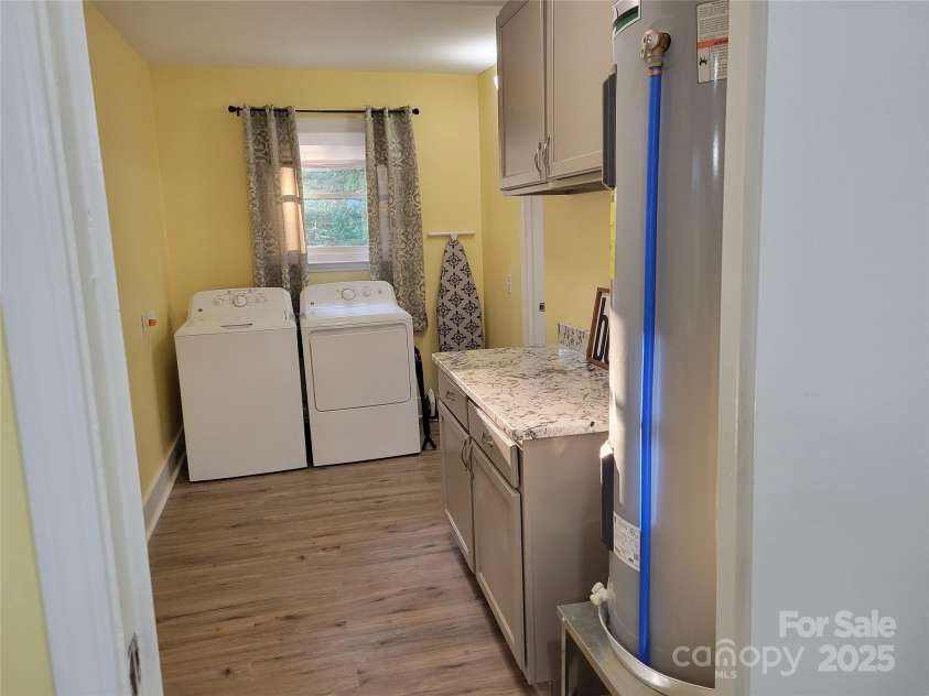 1415 Orvis Street, Charlotte, NC 28216.  MLS# CAR4295107, YatesRealty ID 34867. SUNKEN LAUNDRY RM