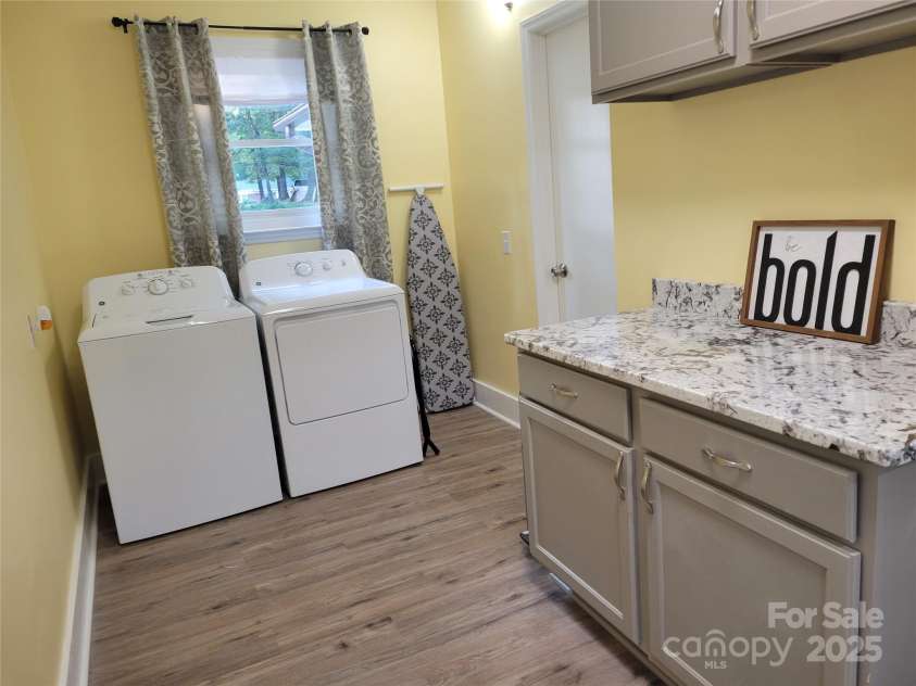 1415 Orvis Street, Charlotte, NC 28216.  MLS# CAR4295107, YatesRealty ID 34867. SUNKEN LAUNDRY RM