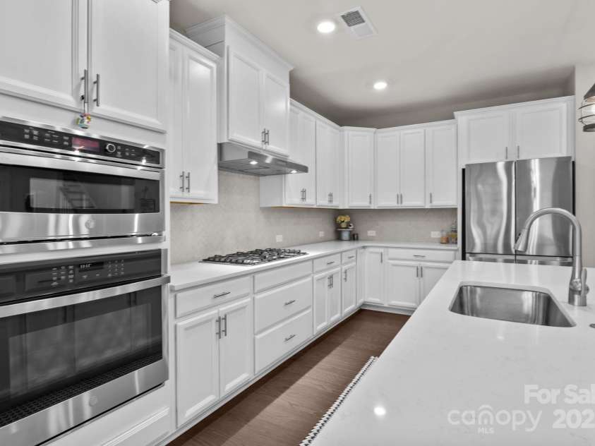 12710 Longford Crossing Place, Huntersville, NC 28078.  MLS# CAR4294654, YatesRealty ID 34868. Chef's kitchen w/ tons of cabinet & counter space