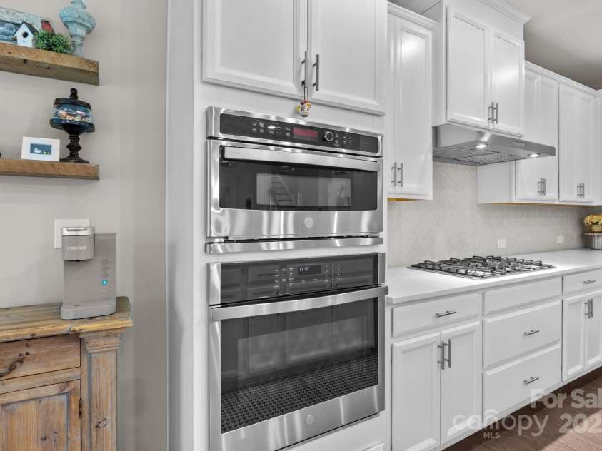 12710 Longford Crossing Place, Huntersville, NC 28078.  MLS# CAR4294654, YatesRealty ID 34868. Double wall oven/microwave combo