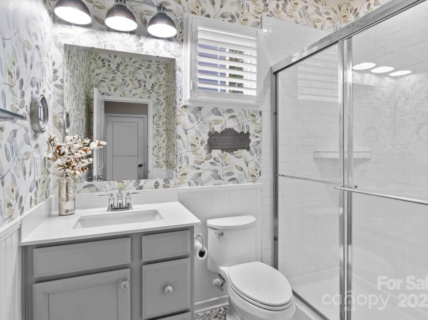 12710 Longford Crossing Place, Huntersville, NC 28078.  MLS# CAR4294654, YatesRealty ID 34868. Full bathroom w/ tiled shower, beadboard, wallpaper & upgraded lighting on main level