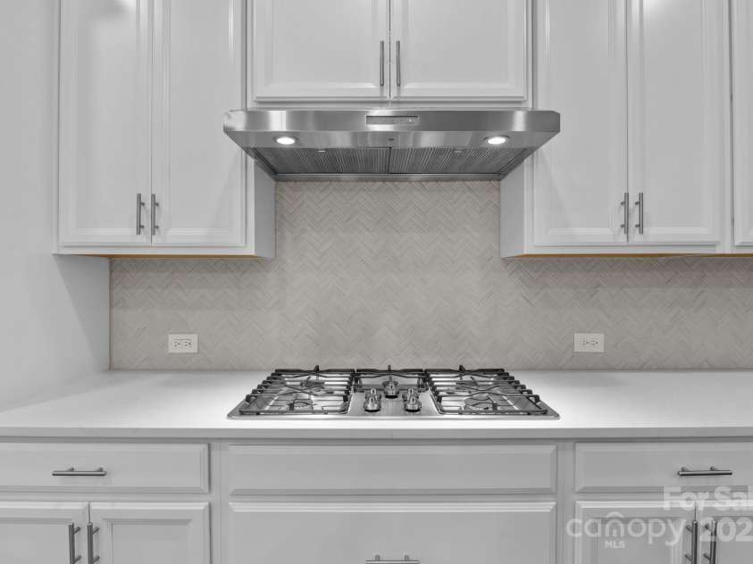 12710 Longford Crossing Place, Huntersville, NC 28078.  MLS# CAR4294654, YatesRealty ID 34868. Gas cooktop & range hood
