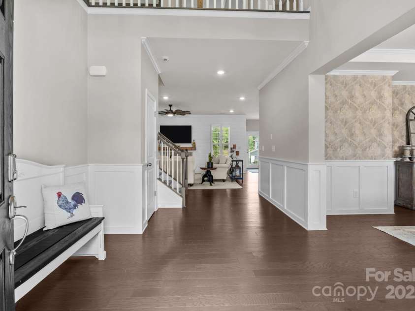 12710 Longford Crossing Place, Huntersville, NC 28078.  MLS# CAR4294654, YatesRealty ID 34868. Gorgeous 2 story entrance