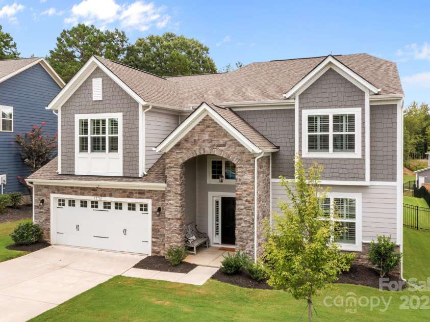 12710 Longford Crossing Place, Huntersville, NC 28078.  MLS# CAR4294654, YatesRealty ID 34868. Gorgeous curb appeal
