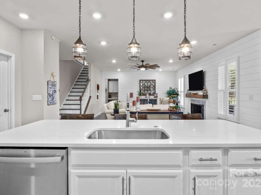 12710 Longford Crossing Place, Huntersville, NC 28078.  MLS# CAR4294654, YatesRealty ID 34868. Island overlooks the living room