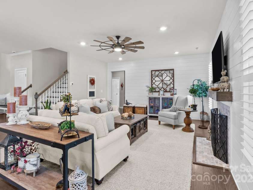 12710 Longford Crossing Place, Huntersville, NC 28078.  MLS# CAR4294654, YatesRealty ID 34868. Living room is spacious in size & has beautiful natural light