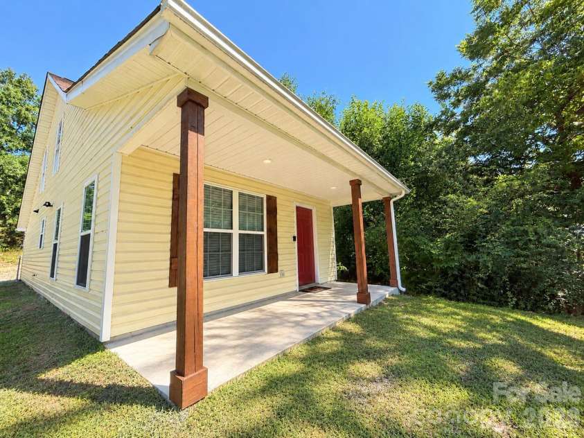 521 Johnson Street, Chester, SC 29706.  MLS# CAR4400310, YatesRealty ID 34869. Front Entry