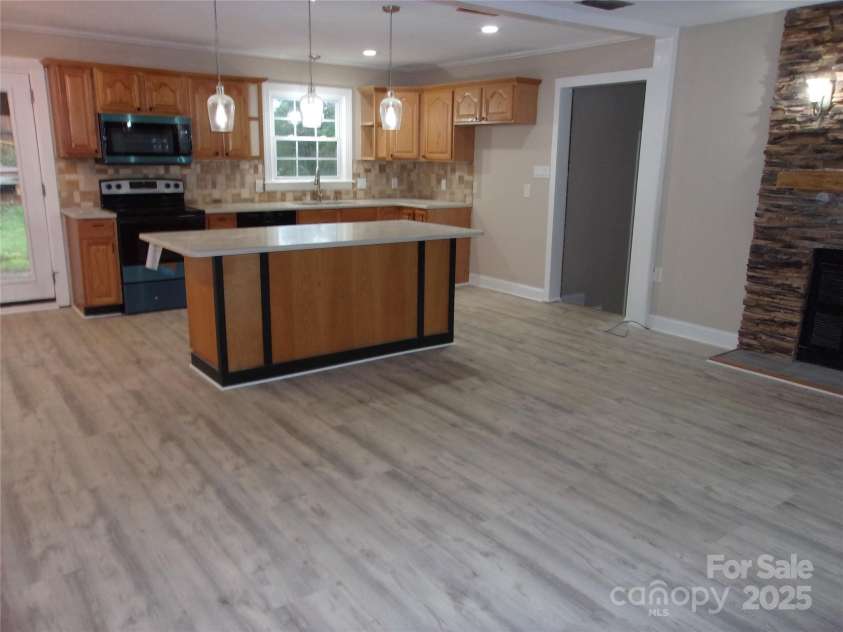 163 Whitney Lane, Statesville, NC 28625.  MLS# CAR4293598, YatesRealty ID 34870. Entering from front door