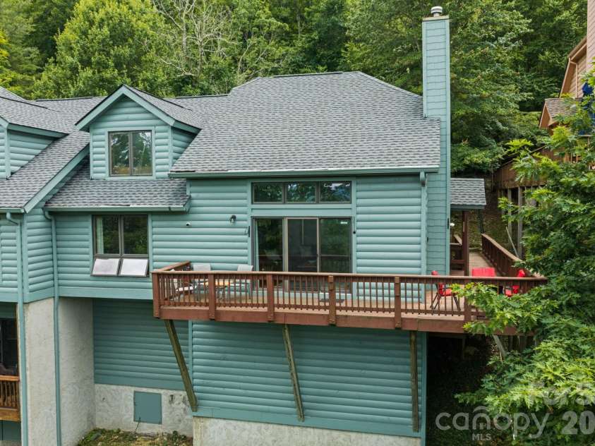 218 Slope View Drive, Sugar Mountain, NC 28604.  MLS# CAR4397984, YatesRealty ID 34871. 