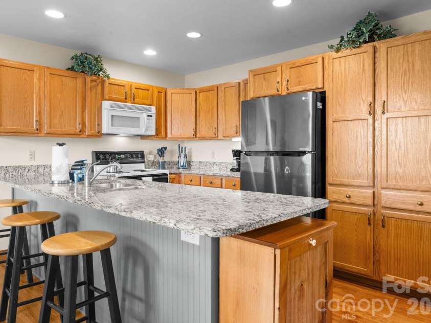 218 Slope View Drive, Sugar Mountain, NC 28604.  MLS# CAR4397984, YatesRealty ID 34871. 