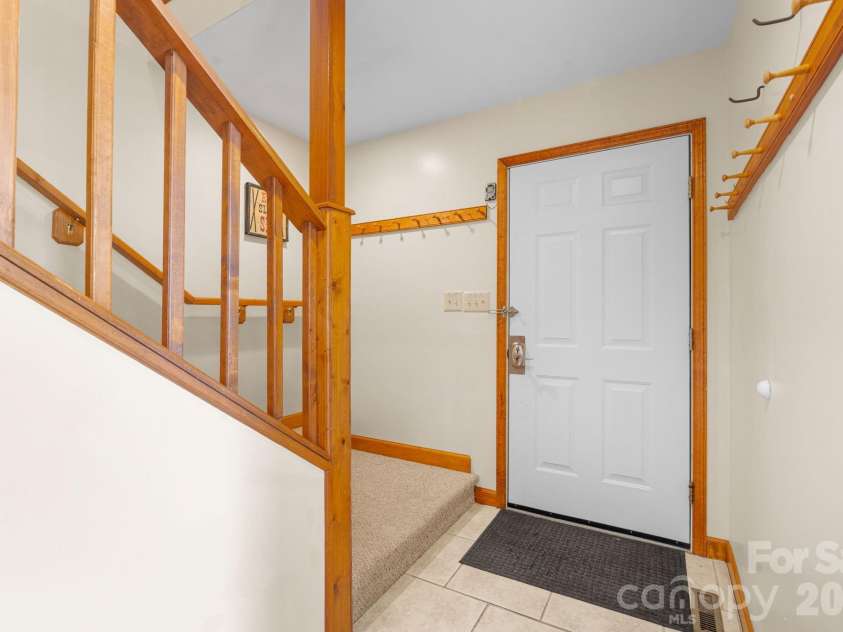 218 Slope View Drive, Sugar Mountain, NC 28604.  MLS# CAR4397984, YatesRealty ID 34871. 