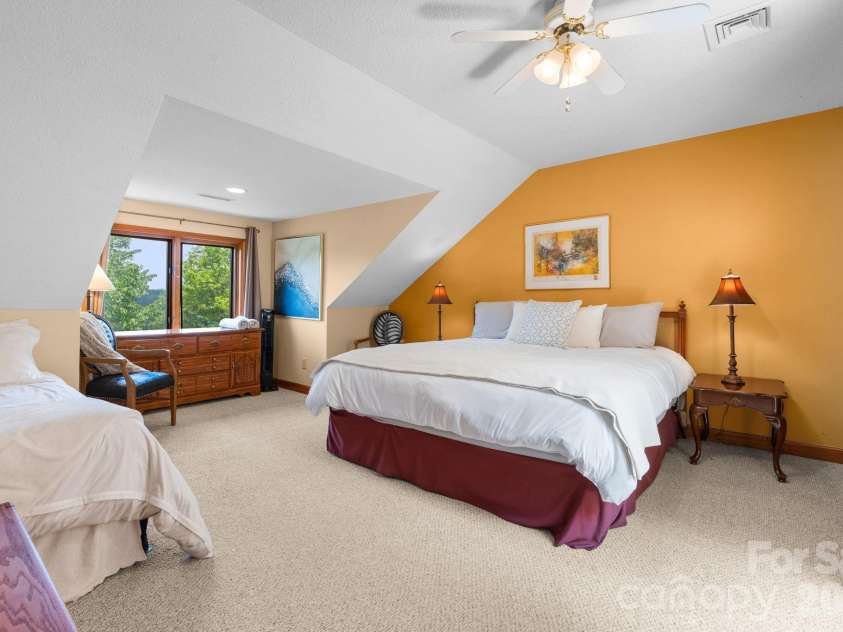 218 Slope View Drive, Sugar Mountain, NC 28604.  MLS# CAR4397984, YatesRealty ID 34871. 