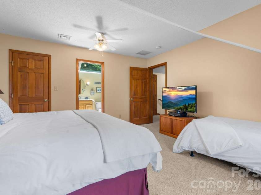218 Slope View Drive, Sugar Mountain, NC 28604.  MLS# CAR4397984, YatesRealty ID 34871. 