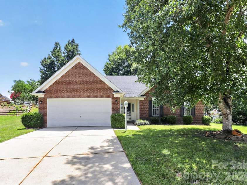 1048 Sandy Point Drive, Concord, NC 28025.  MLS# CAR4400416, YatesRealty ID 34875. Welcome to 1048 Sandy Point Dr SW...