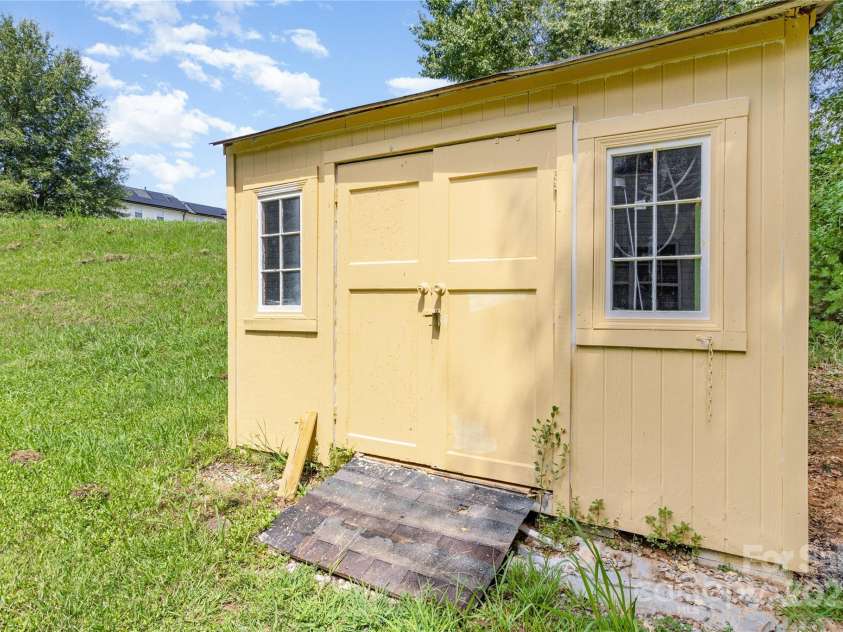 2600 Stagbuck Drive, Gastonia, NC 28052.  MLS# CAR4297044, YatesRealty ID 34877. 