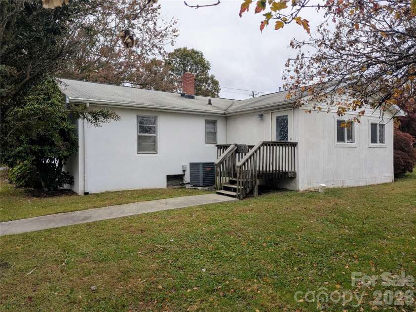 520 Dana Road, Hendersonville, NC 28792.  MLS# CAR4397601, YatesRealty ID 34878. 