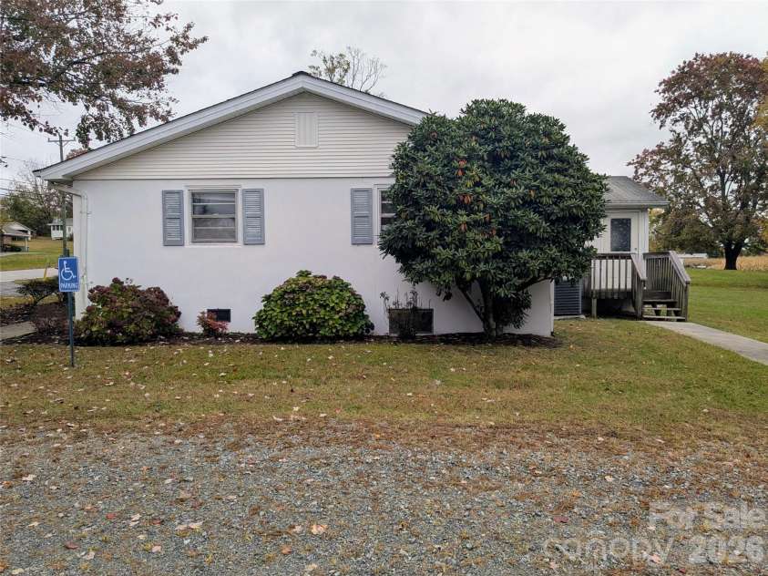 520 Dana Road, Hendersonville, NC 28792.  MLS# CAR4397601, YatesRealty ID 34878. 