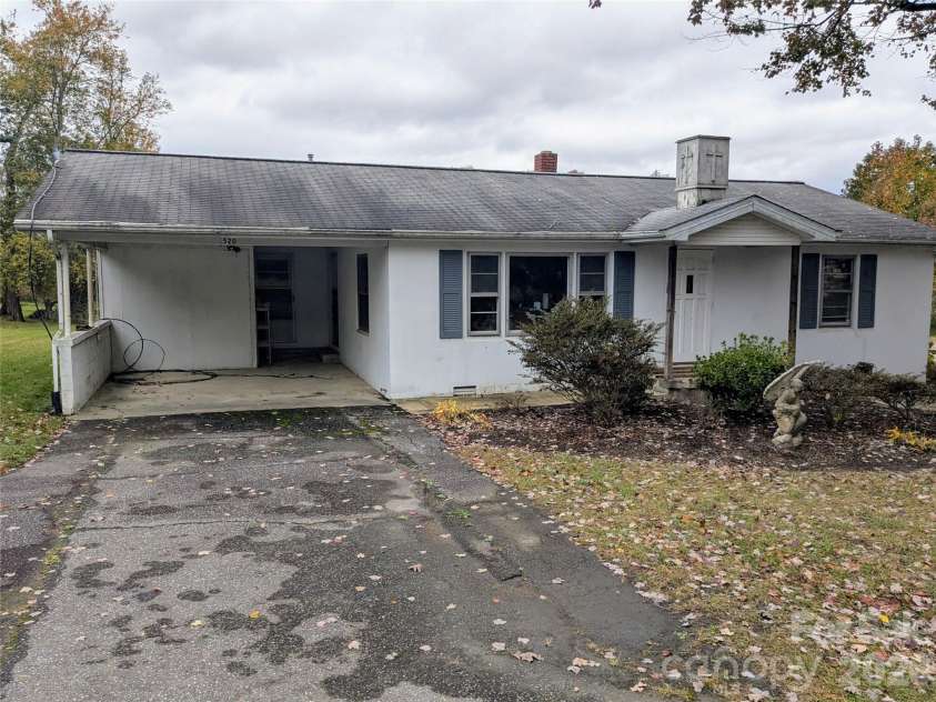 520 Dana Road, Hendersonville, NC 28792.  MLS# CAR4397601, YatesRealty ID 34878. 