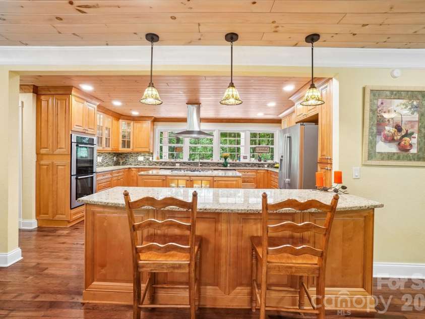 671 Trillium Lane, Mars Hill, NC 28754.  MLS# CAR4398850, YatesRealty ID 34879. Breakfast Bar