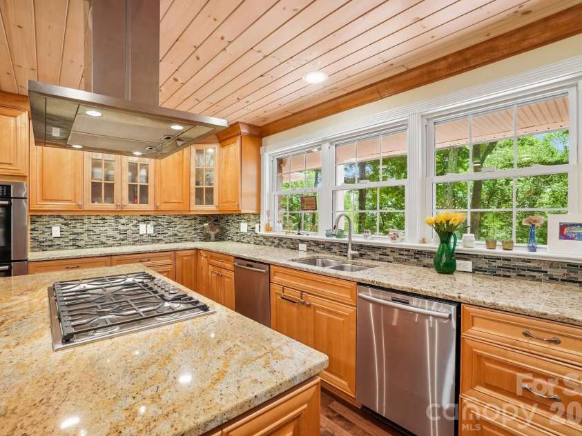 671 Trillium Lane, Mars Hill, NC 28754.  MLS# CAR4398850, YatesRealty ID 34879. Gas Top Range