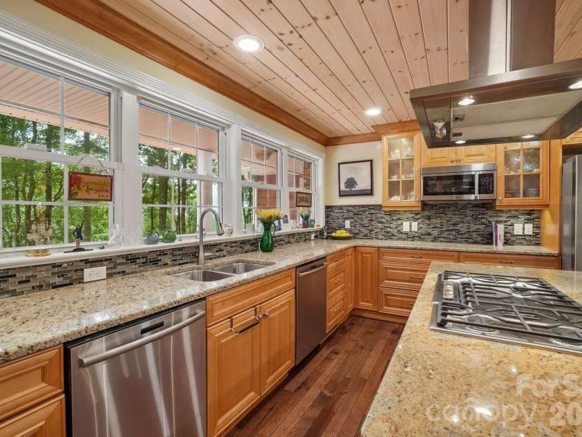 671 Trillium Lane, Mars Hill, NC 28754.  MLS# CAR4398850, YatesRealty ID 34879. Stainless Appliances