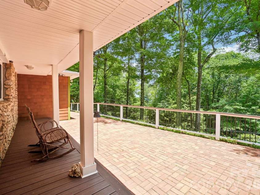 671 Trillium Lane, Mars Hill, NC 28754.  MLS# CAR4398850, YatesRealty ID 34879. Stone Entry