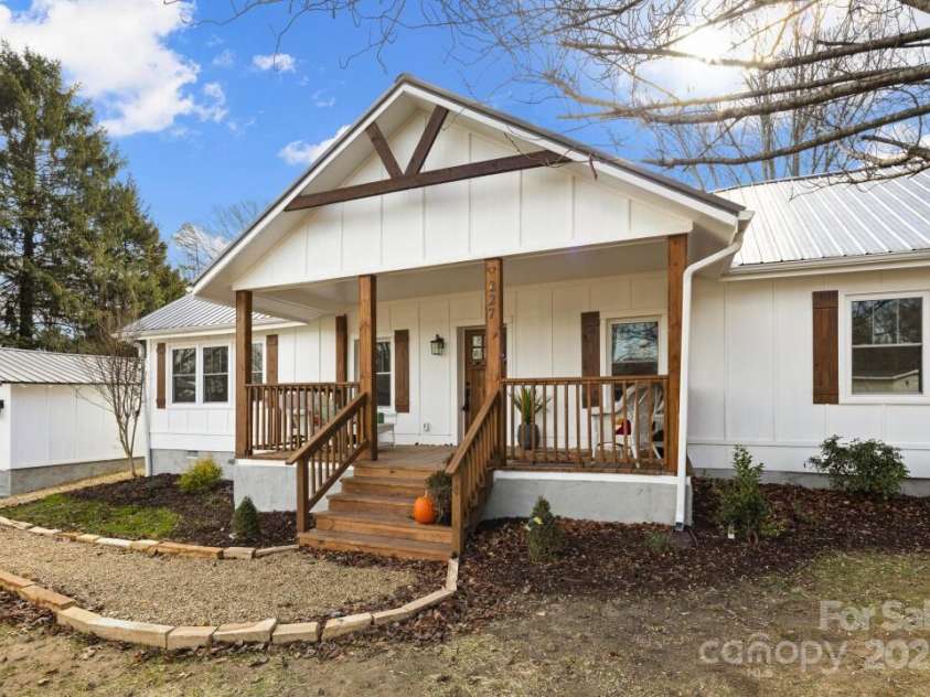 227 Ashmore Avenue, Hendersonville, NC 28791.  MLS# CAR4263833, YatesRealty ID 3488. 
