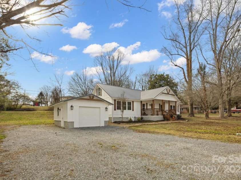 227 Ashmore Avenue, Hendersonville, NC 28791.  MLS# CAR4263833, YatesRealty ID 3488. 