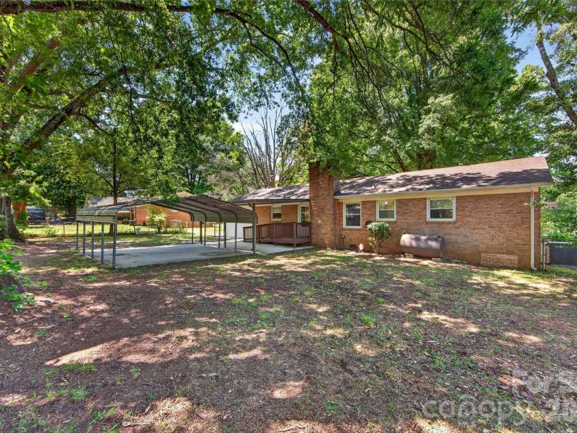 4400 Hamilton Circle, Charlotte, NC 28216.  MLS# CAR4396765, YatesRealty ID 34881. Back yard
