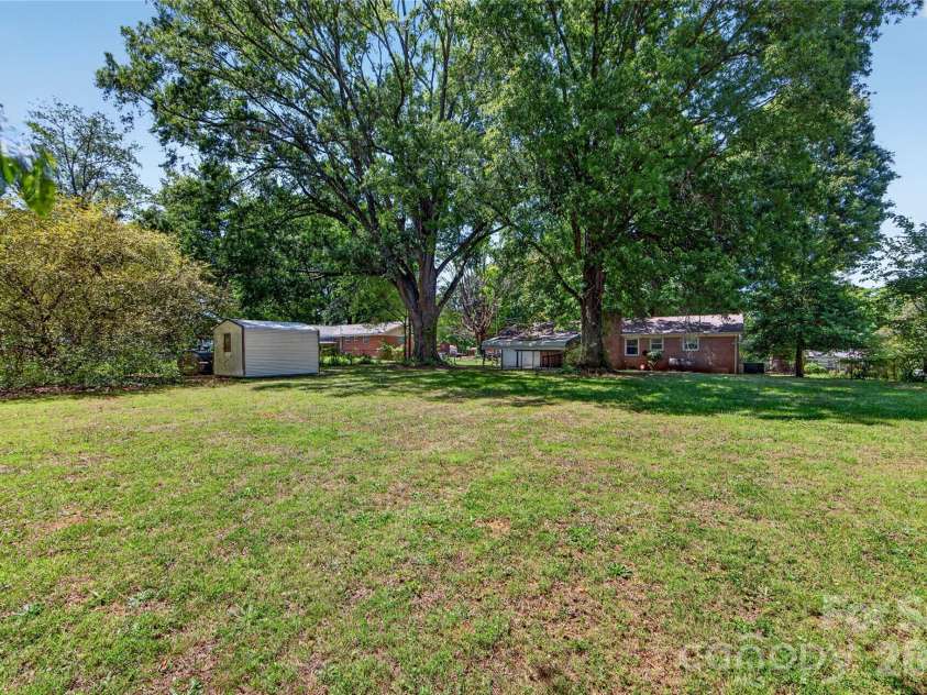 4400 Hamilton Circle, Charlotte, NC 28216.  MLS# CAR4396765, YatesRealty ID 34881. Backyard