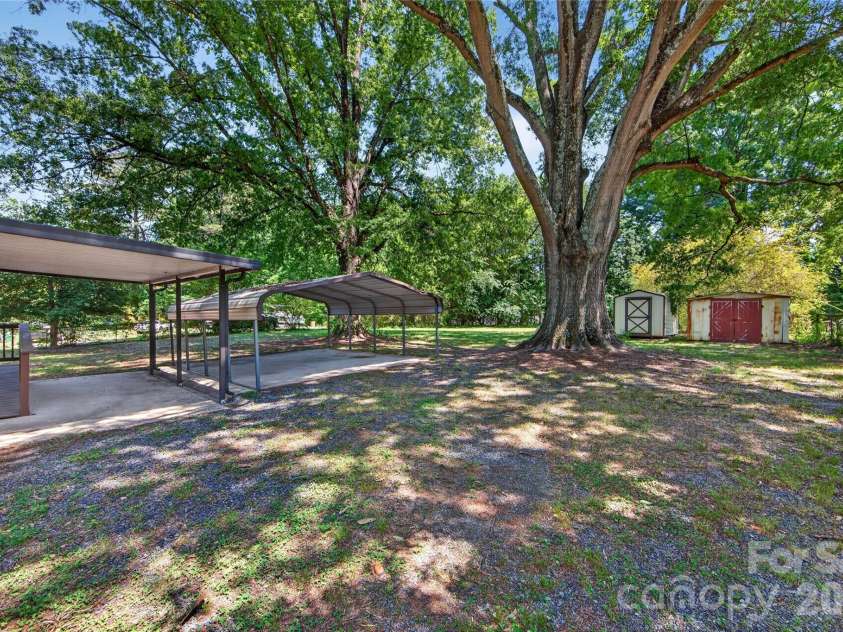 4400 Hamilton Circle, Charlotte, NC 28216.  MLS# CAR4396765, YatesRealty ID 34881. Backyard