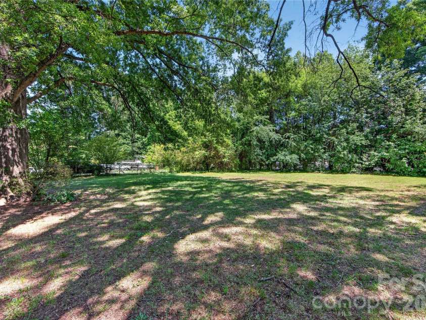 4400 Hamilton Circle, Charlotte, NC 28216.  MLS# CAR4396765, YatesRealty ID 34881. Backyard