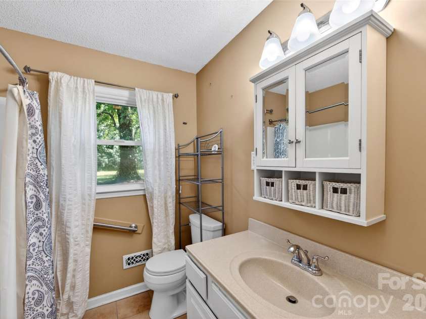 4400 Hamilton Circle, Charlotte, NC 28216.  MLS# CAR4396765, YatesRealty ID 34881. Bathroom