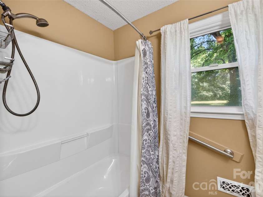 4400 Hamilton Circle, Charlotte, NC 28216.  MLS# CAR4396765, YatesRealty ID 34881. Bathroom