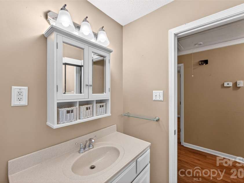 4400 Hamilton Circle, Charlotte, NC 28216.  MLS# CAR4396765, YatesRealty ID 34881. Bathroom