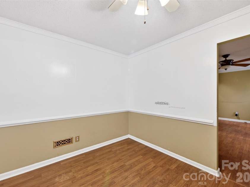 4400 Hamilton Circle, Charlotte, NC 28216.  MLS# CAR4396765, YatesRealty ID 34881. Breakfast Nook