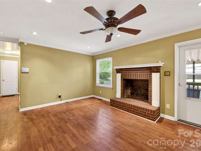 4400 Hamilton Circle, Charlotte, NC 28216.  MLS# CAR4396765, YatesRealty ID 34881. Family Room