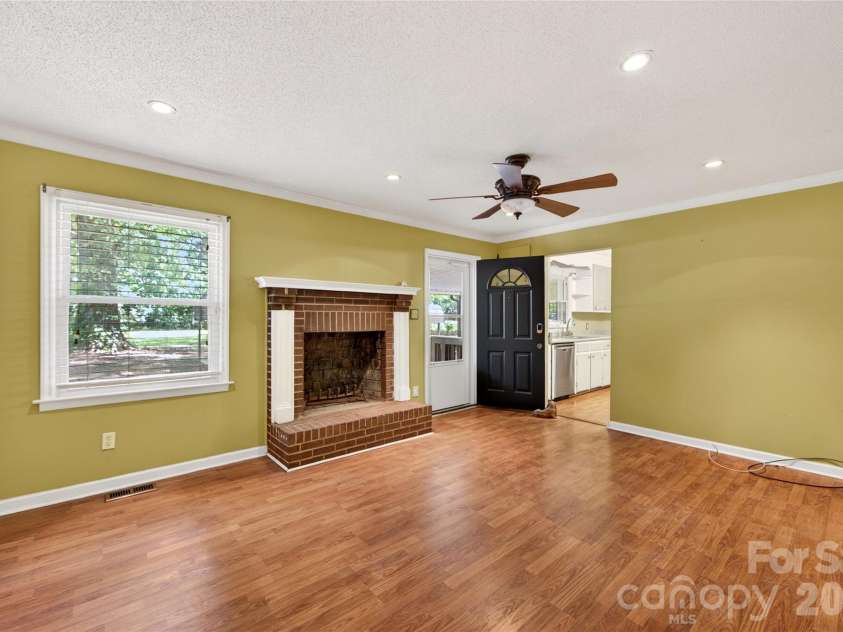 4400 Hamilton Circle, Charlotte, NC 28216.  MLS# CAR4396765, YatesRealty ID 34881. Family Room 